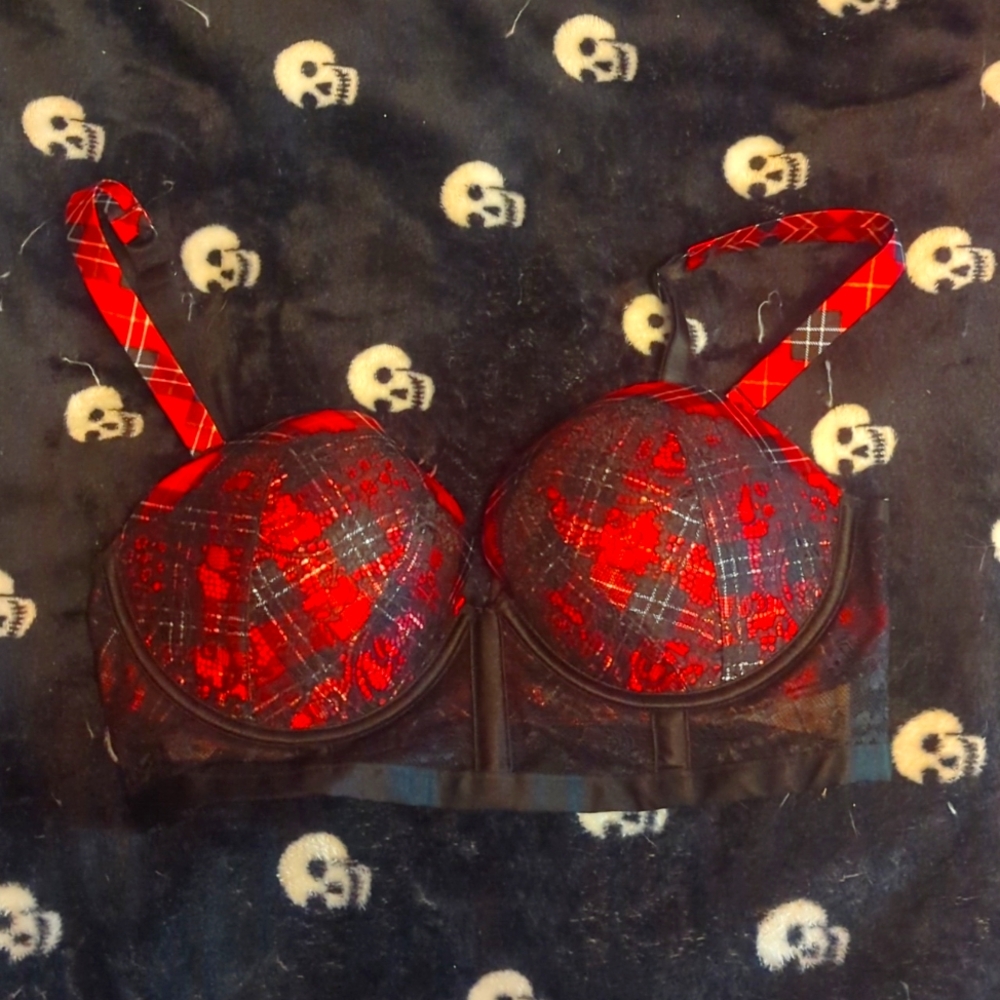 Plaid VS bra